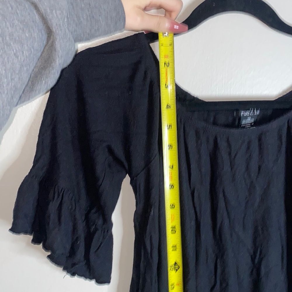 🪼Adorable black off the shoulder top! - Picture 3 of 6